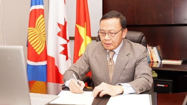 越南驻温哥华总领事阮光忠签署谅解备忘录。