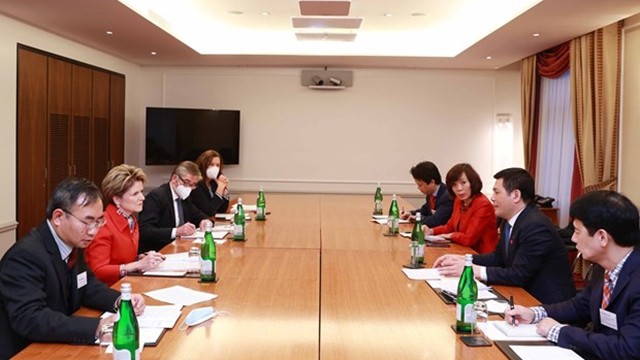 越南工贸部部长阮鸿延与瑞士联邦经济部国务秘书贾蓓举行工作会谈。（图片来源：越通社）