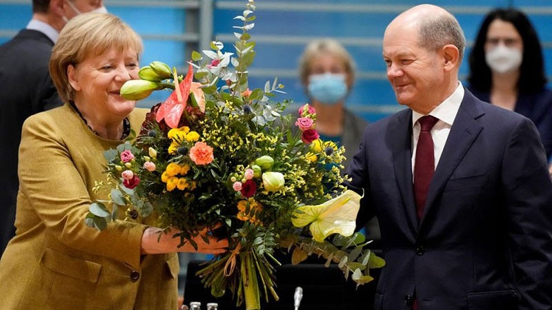 11月24日，德国内阁会议期间，奥拉夫·舒尔茨 先生向安格拉·默克尔女士送花。 （图片来源：路透社）