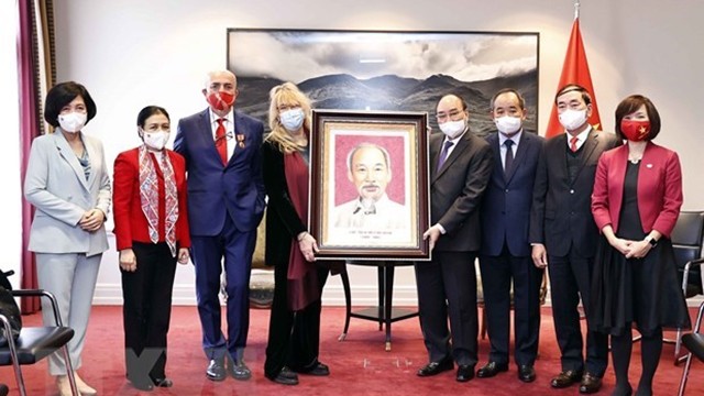 越南国家主席阮春福向桑德拉·斯卡里奥蒂女士赠送胡志明主席画像。（图片来源：越通社）