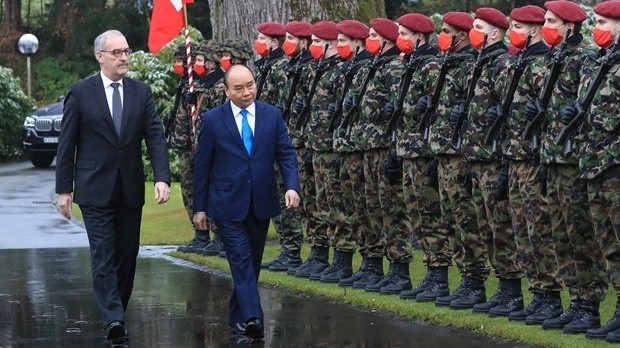 瑞士联邦总统居伊·帕默林主持仪式欢迎越南国家主席阮春福到访。（图片来源：越通社）
