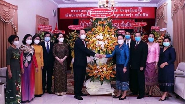 胡志明市领导祝贺老挝国庆节。