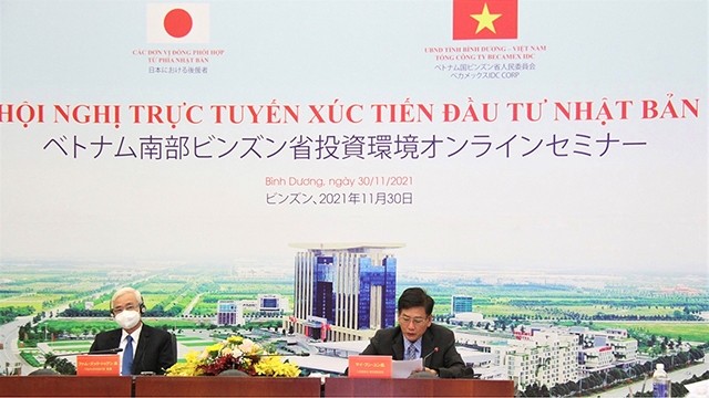 平阳省人委会常务副主席梅雄勇（右边）在会上发言。