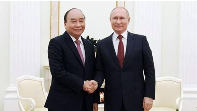 越南国家主席阮春福与俄罗斯总统普京握手。