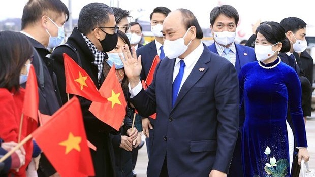 越南国家主席阮春福携夫人同越南高级代表团离开日内瓦。（图片来源：越通社）