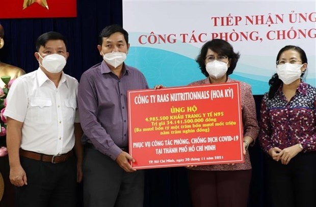 胡志明市接收由美国企业捐赠的5万只N95医用口罩。（图片来源：越通社）