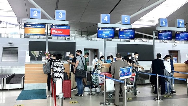 附图：乘客在富国机场办理登机手续。