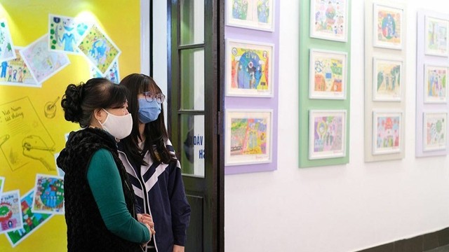 越南弱势儿童眼里的新冠肺炎疫情画展正式开展 。