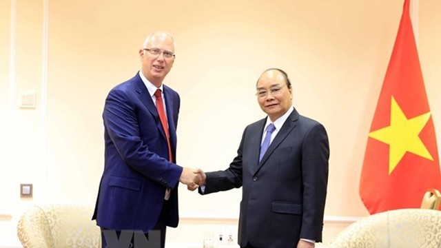 国家主席阮春福（右）会见俄罗斯直接投资基金总裁基里尔·德米特里耶夫。（图片来源：越通社）