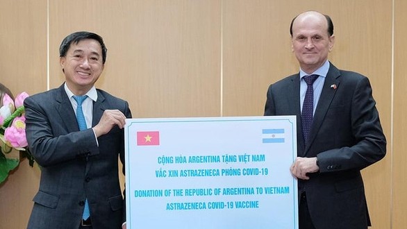 陈文舜副部长接受了由阿根廷政府向越南政府捐赠的50万剂阿斯利康新冠疫苗。