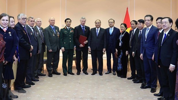 国家主席阮春福会见俄越友好协会和俄罗斯援越老军事专家协会代表。（图片来源：越通社）