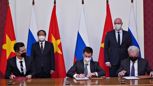 越南一号疫苗与生物制品有限责任公司和SOVICO集团与俄罗斯直接投资基金签署合作协议。（图片来源：越通社）