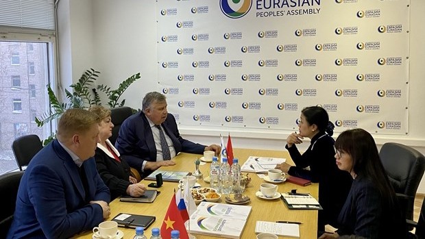 越南友好组织联合会主席阮芳娥与俄罗斯亚欧人民协会主席安德烈·别利亚尼诺夫举行了工作会谈。（图片来源“越通社）