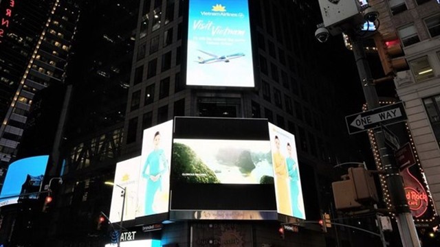 时代广场的汤普森路透大楼外的 LED 屏幕上播出推介越南风土人情的视频。（图片来源：越航）