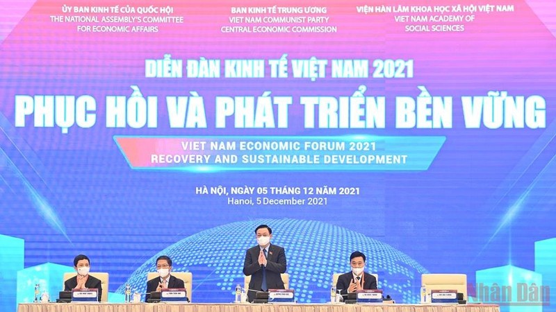越南国会主席王廷惠主持论坛。