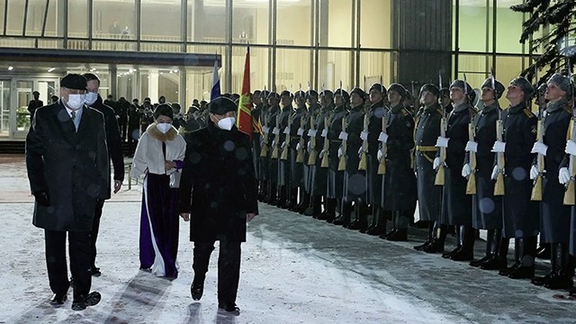 越南国家主席阮春福一行的送行仪式在伏努科沃安德烈·图波列夫国际机场举行。（图片来源：越通社）