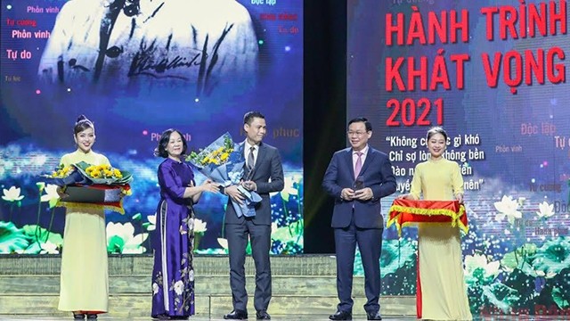 国会主席王廷惠和中央组织部部长张氏梅向集体和个人授予纪念奖杯。