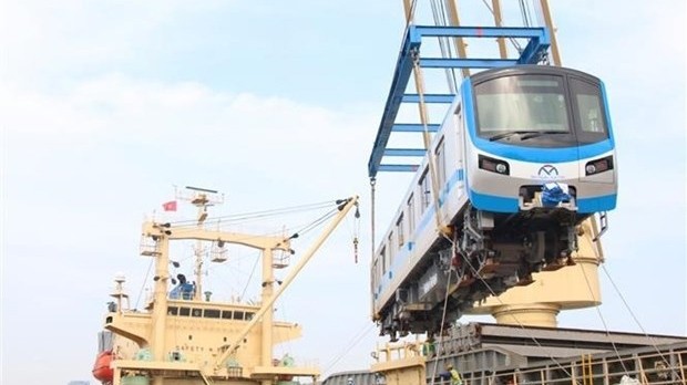滨城-仙泉地铁一号线第8组列车车头吊出运输船。（图片来源：越通社）