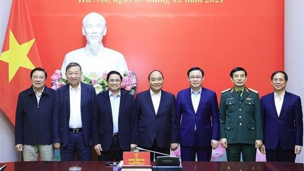 阮春福主席和国防安全理事会成员合影。