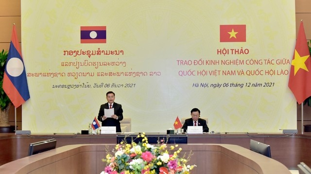 越南国会主席王廷惠与老挝国会主席赛宋蓬•丰威汉主持国会工作经验交流会。
