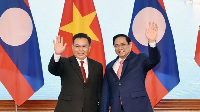 越南政府总理范明正会见老挝国会主席赛宋蓬•丰威汉。（陈海 摄）