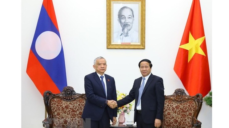 越南政府副总理黎文成会见老挝国会副主席宋玛·奔舍那。（图片来源：越通社）