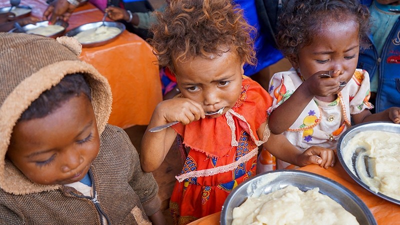 马达加斯加的儿童获得粮食援助。