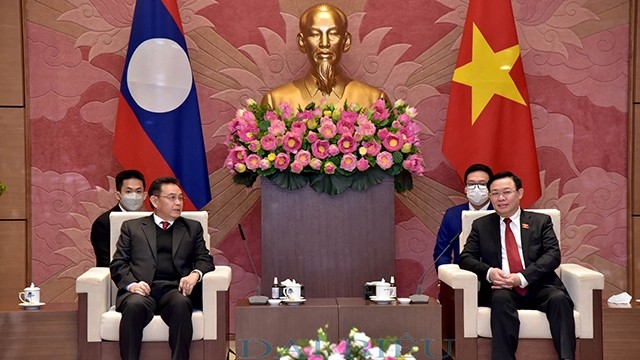 国会主席王廷惠与老挝国会主席赛宋蓬·丰威汉举行会谈。