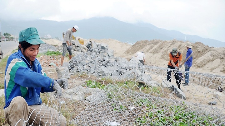 在岘港市山茶郡建设海堤，以防止气候变化影响造成的山体滑坡。