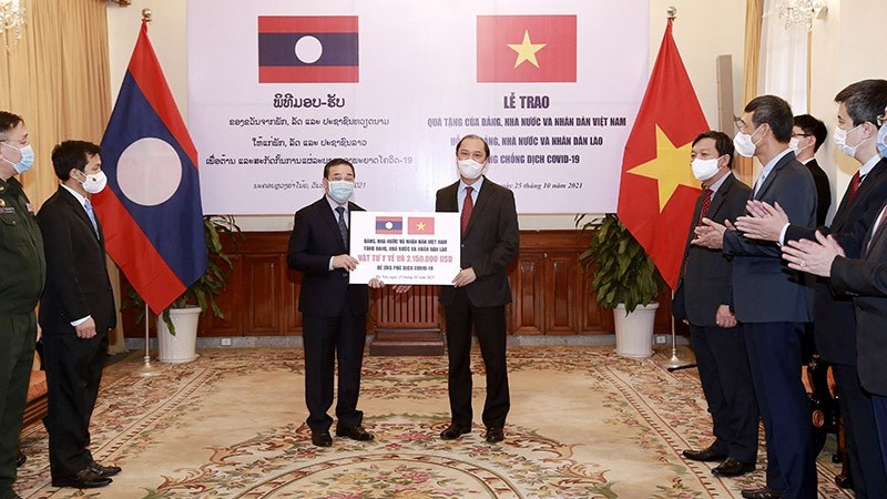 越南向老挝捐赠医疗用品以支持老挝抗击新冠肺炎疫情。（图片来源：外交部）
