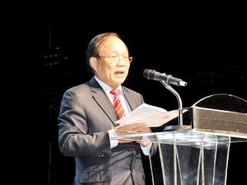 越南文化体育与旅游部部长黄俊英宣布2013年第四届韩国越南文化、旅游节正式开幕。 (Photo: 图片来源：越通社)