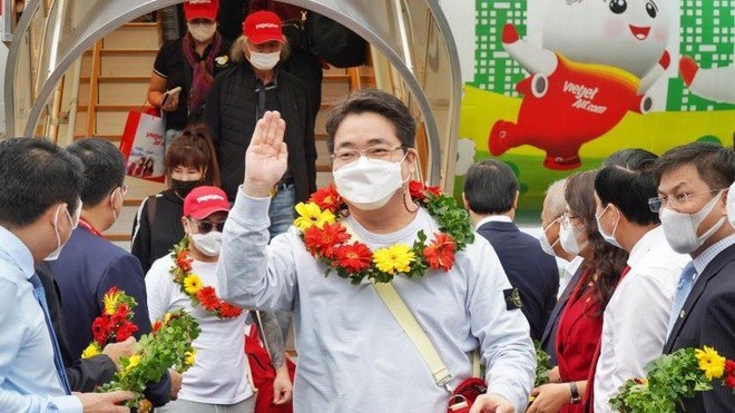 11月20日赴富国岛的韩国游客。（图片来源：国际报）