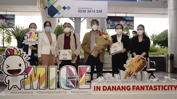 新冠肺炎疫情：岘港市迎接首批500名商务游客。