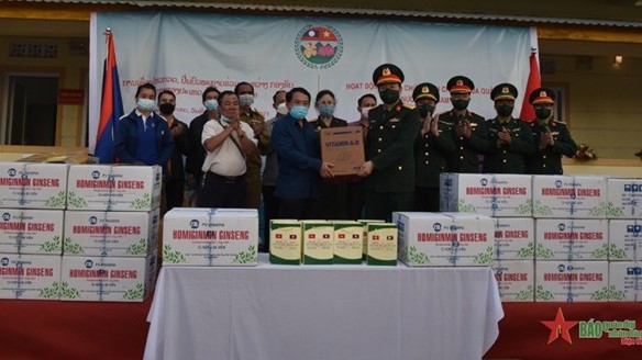 越南人民军队工作代表团向沙湾拿吉省色奔县政府和人民赠送医疗设备和药物。（图片来源：人民军队报）