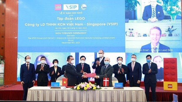 丹麦乐高集团与越南– 新加坡工业区合资企业有限公司合作备忘录签字仪式。（图片来源：越通社）