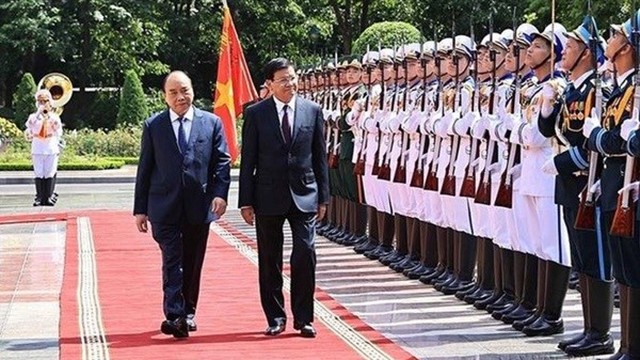2021年6月21日，越南国家主席阮春福为来访的老挝人民革命党、国家主席通伦举行欢迎仪式。（图片来源：越通社）