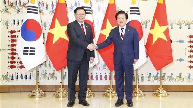 越南国会主席王廷惠（左）与韩国国会议长朴炳锡。（图片来源：越通社）