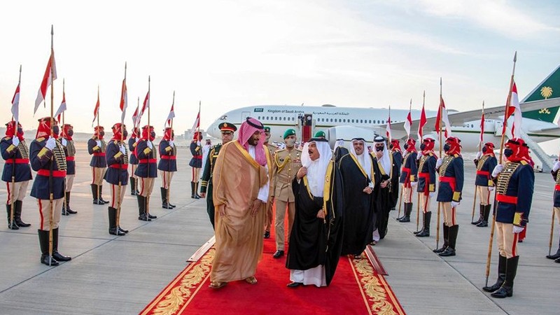 巴林国王哈马德·本·伊萨·阿勒哈利法在机场迎接沙特王储穆罕默德·本·萨勒曼。（图片来源：SPA/路透社）