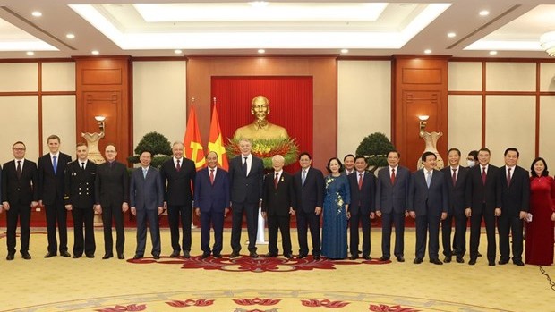 越南党和国家领导人在列宁奖授予仪式上合影。（图片来源：越通社）