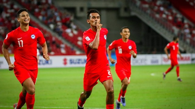 新加坡队庆祝进球。