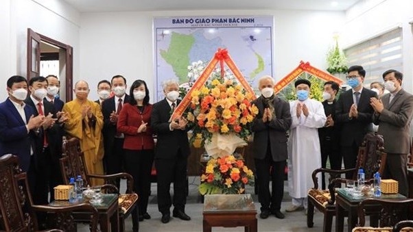 越南祖国阵线中央委员会主席杜文战12月16日走访慰问天主教北宁教区教职人员。（图片来源：越通社）