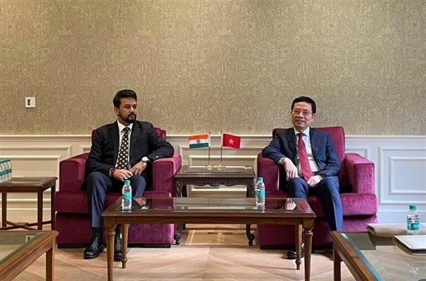 越南通信传媒部部长阮孟雄（右）与印度联邦信息和广播部部长阿努拉格•塔库尔。（图片来源：越通社）
