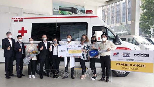 “助越南重拾呼吸”基金向5省市医疗机构捐赠救护车。