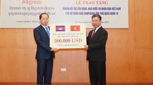 越南党、国家和人民捐款，帮助柬埔寨抗击疫情。（图片来源：越通社）