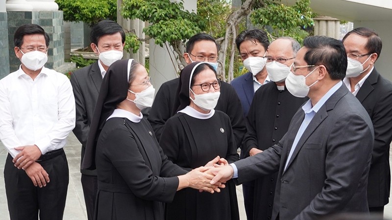 范明正总理看望慰问巴地市隆香教区主教座神父牧师和信众教民。