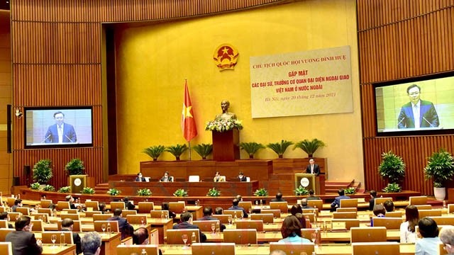 国会主席王廷惠会见越南驻外大使和代表机构首席代表。