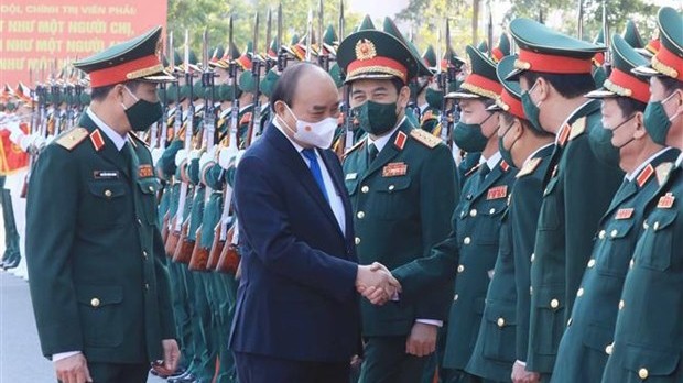 国家主席阮春福走访政治军官学校。（图片来源：越通社）