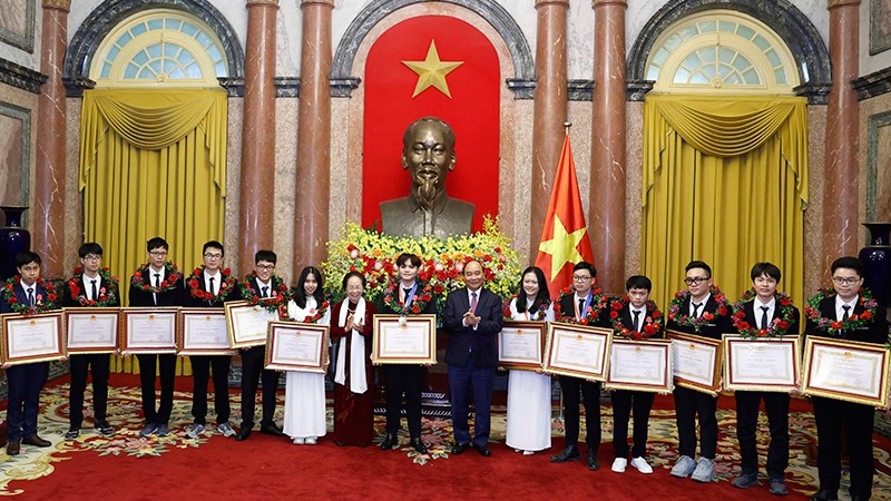 国家主席阮春福向获得国际大奖的学生授予劳动勋章。