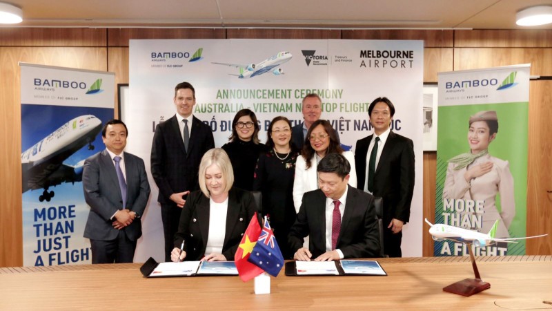 墨尔本国际机场代表与越竹代表签署协助协议。