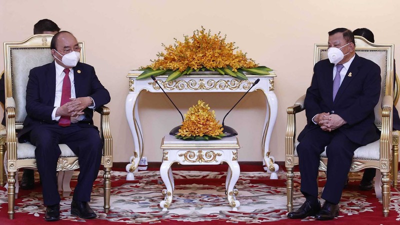越南国家主席阮春福会见柬埔寨参议院主席赛冲。（图片来源：越通社）